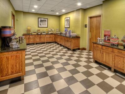 Hotel Hampton & At The Idaho Center 3*