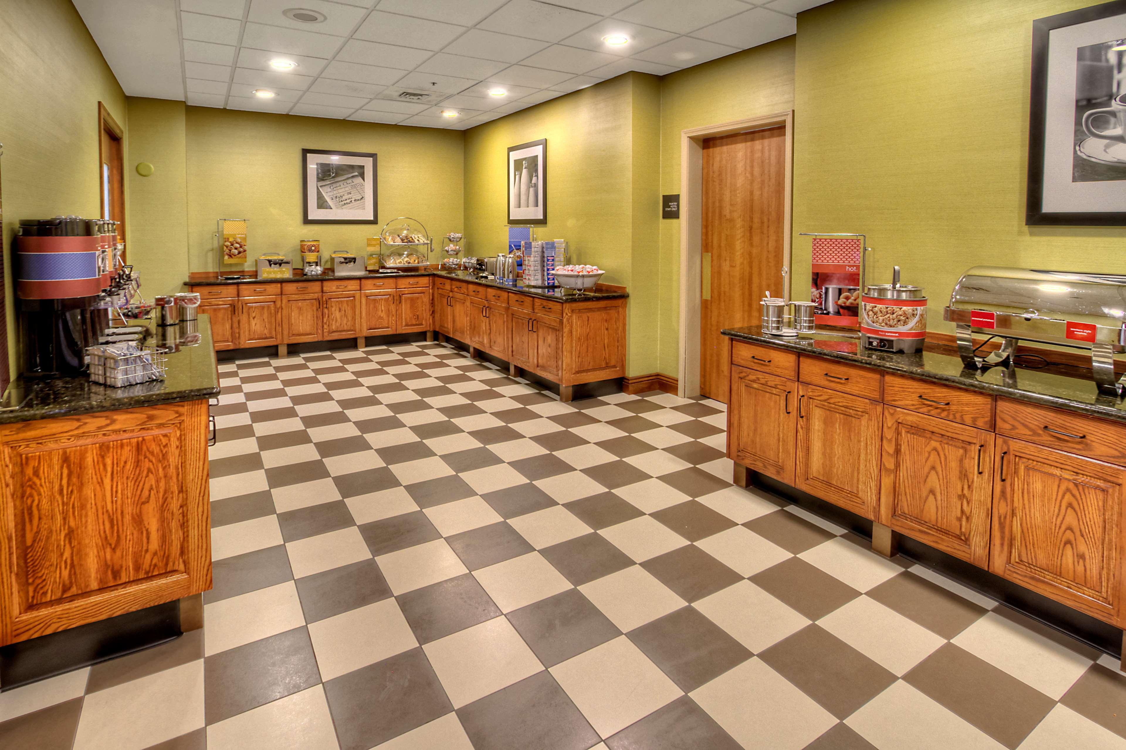 Hotel Hampton & At The Idaho Center 3*